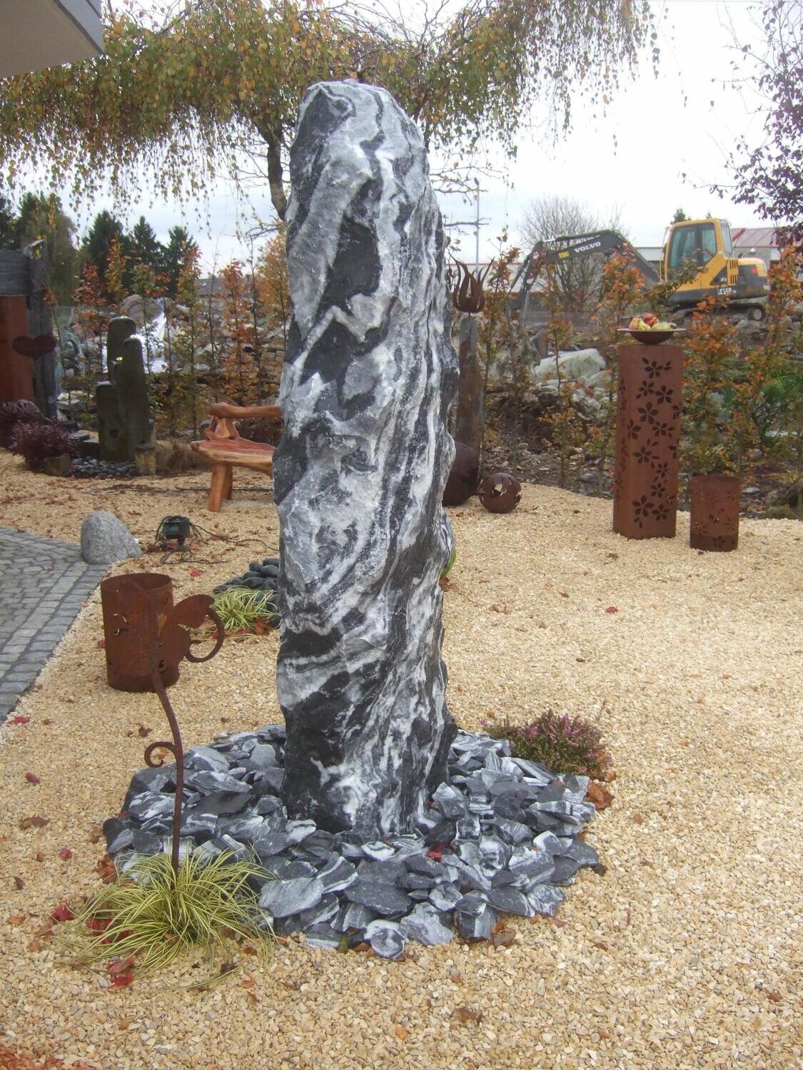 Alaska-Grau-Monolith, spaltrau, gebohrt