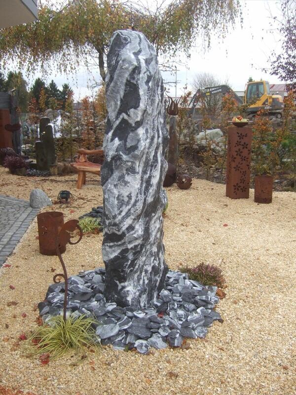 Alaska-Grau-Monolith, spaltrau, gebohrt Alaska-Grau-Monolith, spaltrau, gebohrt