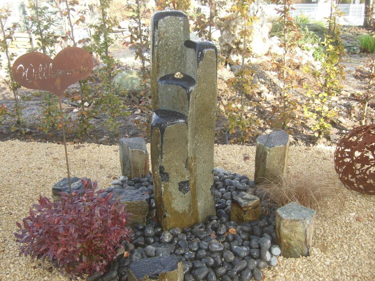 Abgestufter Basaltbrunnen afghanisch, teilpoliert mit LED's