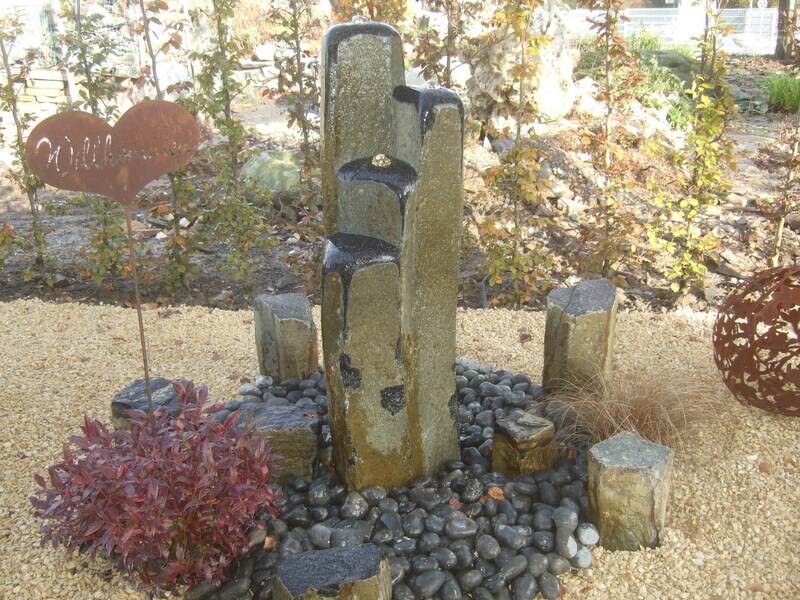 Abgestufter Basaltbrunnen afghanisch, teilpoliert mit LED's Abgestufter Basaltbrunnen afghanisch, teilpoliert mit LED's