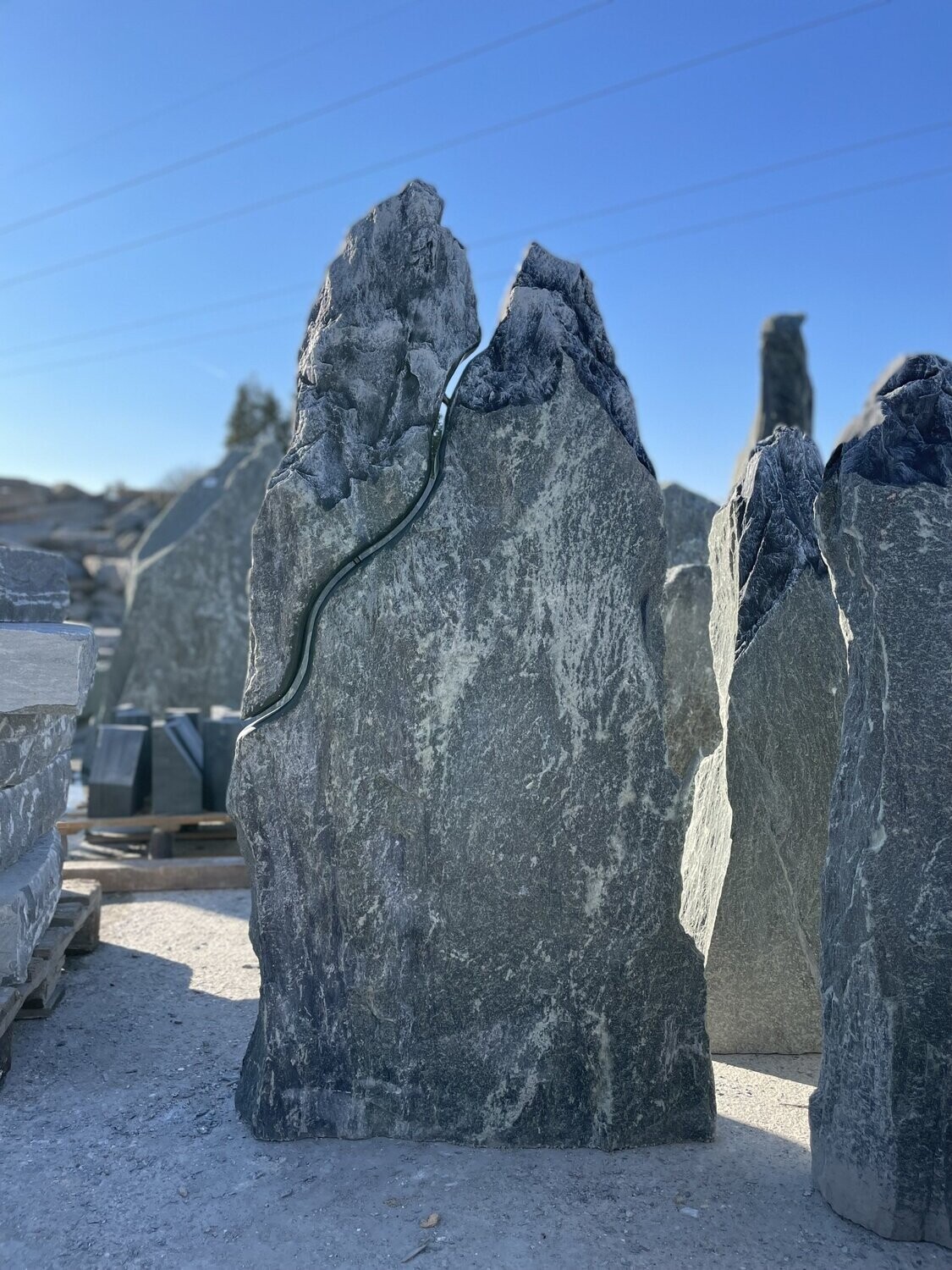 Serpentin-Felsen, spaltrau mit Ornament "Pesaro-Berglandschaft"