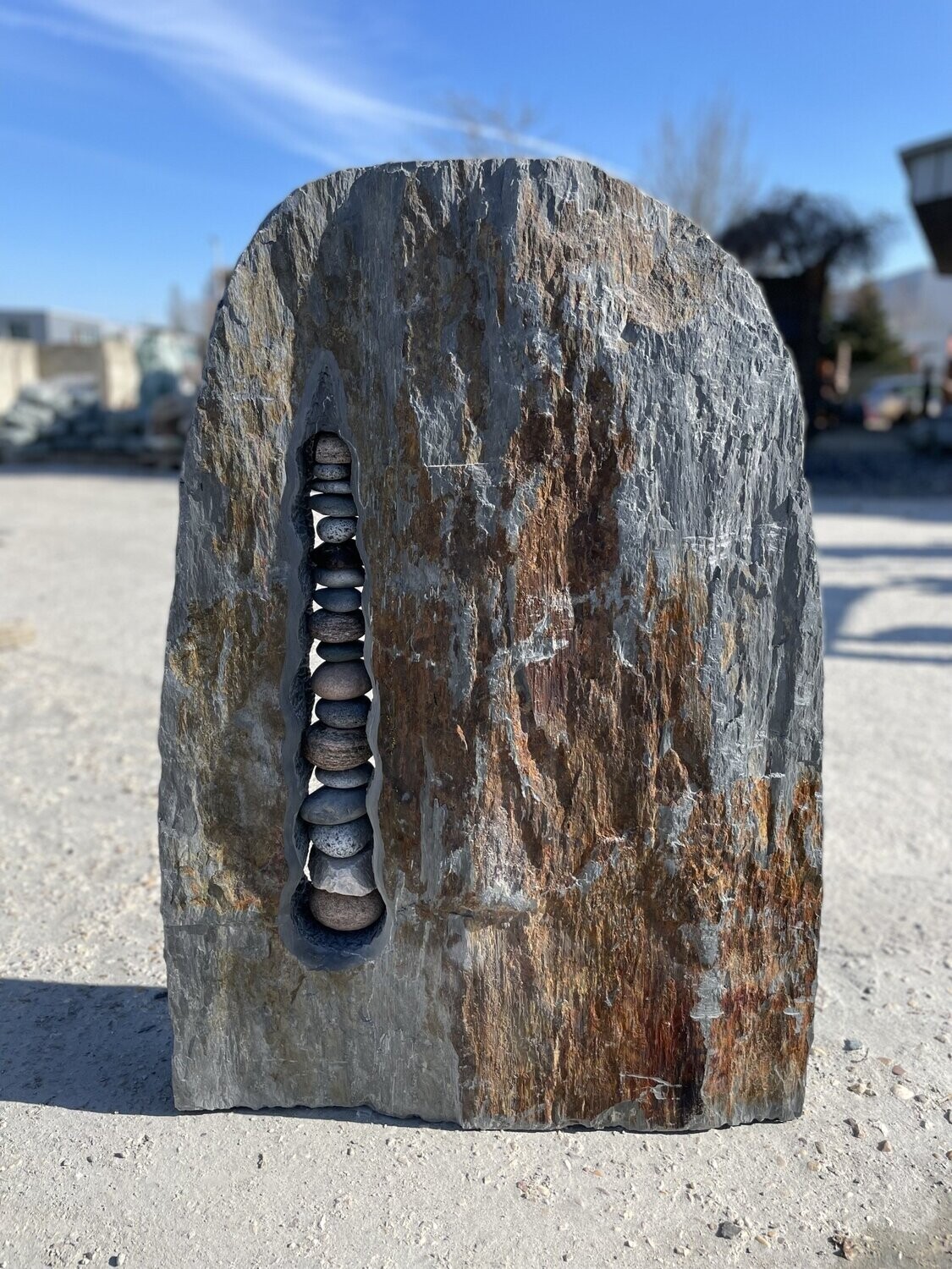 Schiefer-Braun-Felsen, spaltrau mit Steineiche