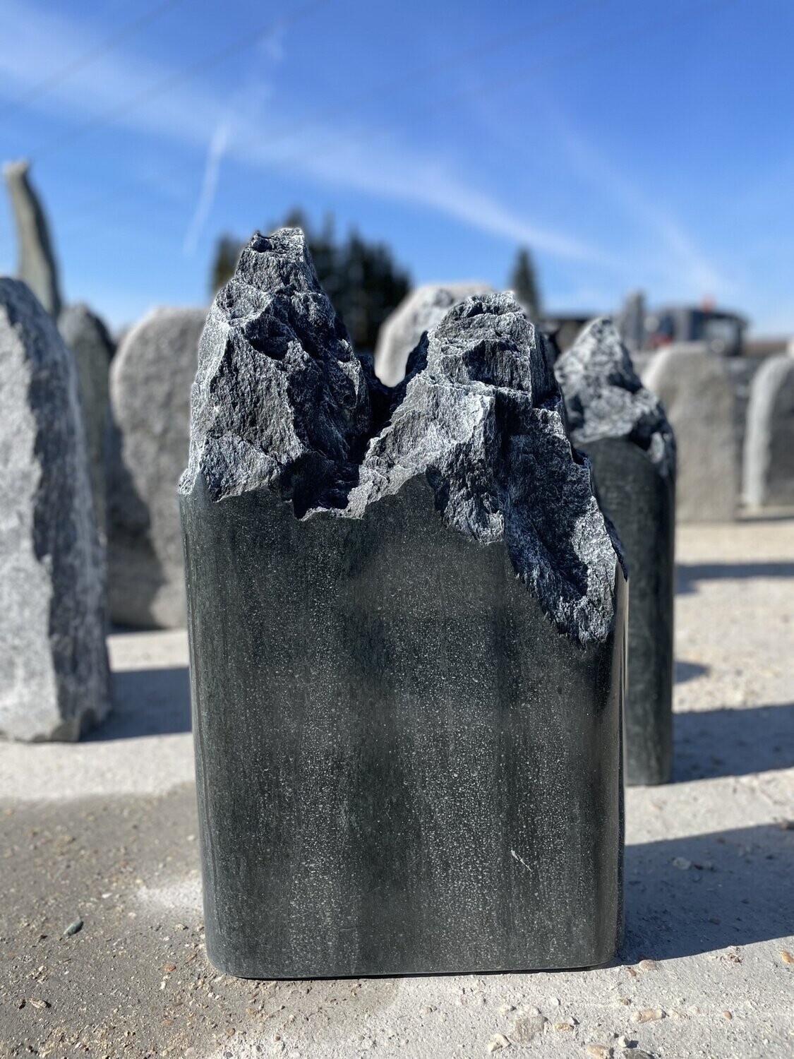 Serpentin-Felsen, satiniert mit Ornament "Berglandschaft"