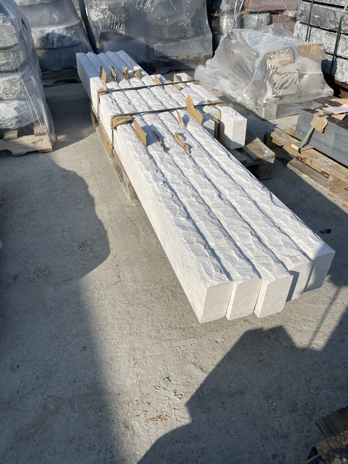 Palissandro-Einfassungsbalken, Seiten gesägt, Oberfläche spaltrau