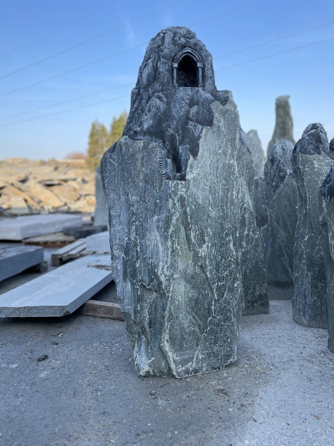 Serpentin-Felsen, spaltrau mit Ornament "Treppe & Tor"