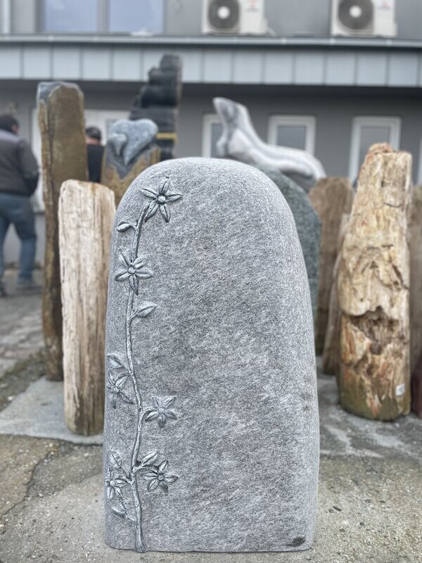 Silber-Gneis-Felsen, allseits fein geschliffen mit Ornament Silber-Gneis-Felsen, allseits fein geschliffen mit Ornament "Blumenranke"