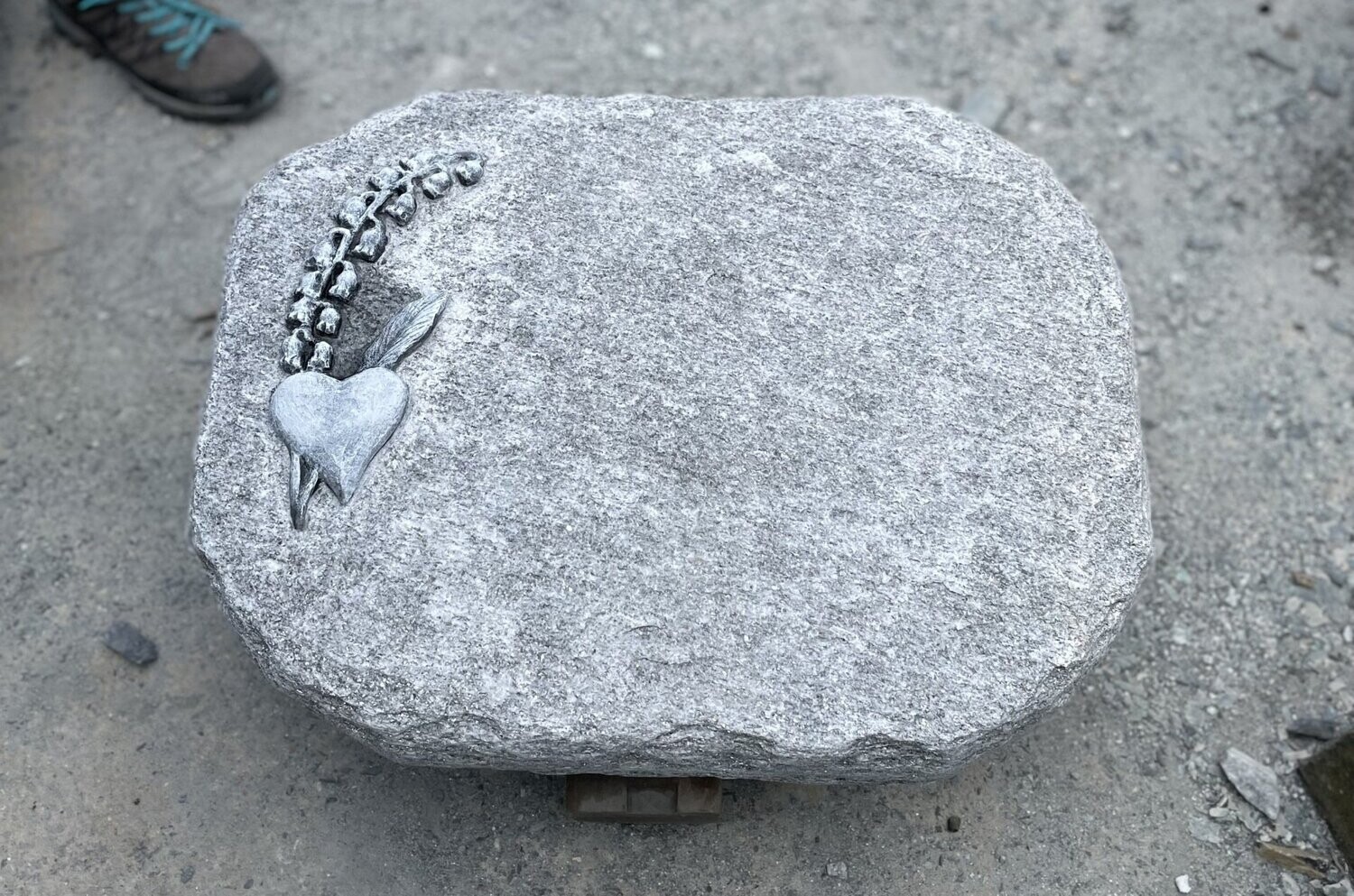 Silber-Gneis-Liegekissen, getrommelt mit Ornament "Herz & Maiglöckchen"