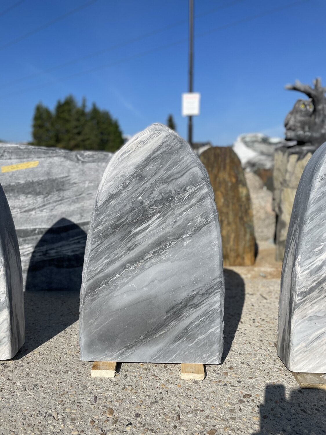 Palissandro-Blue-Felsen, Vorder- u. Rückseite satiniert, Seiten bossiert