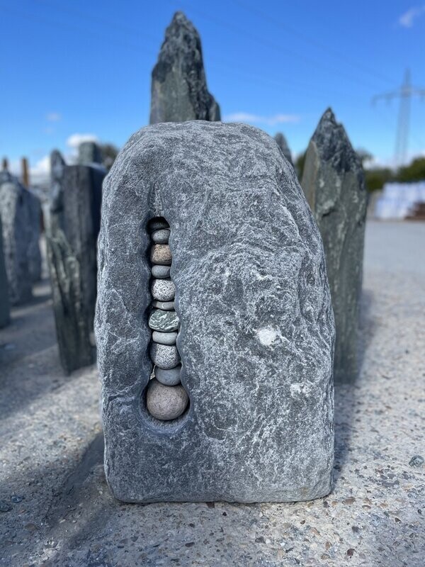 Chiorit-Grau-Felsen, getrommelt mit Steineiche Chiorit-Grau-Felsen, getrommelt mit Steineiche