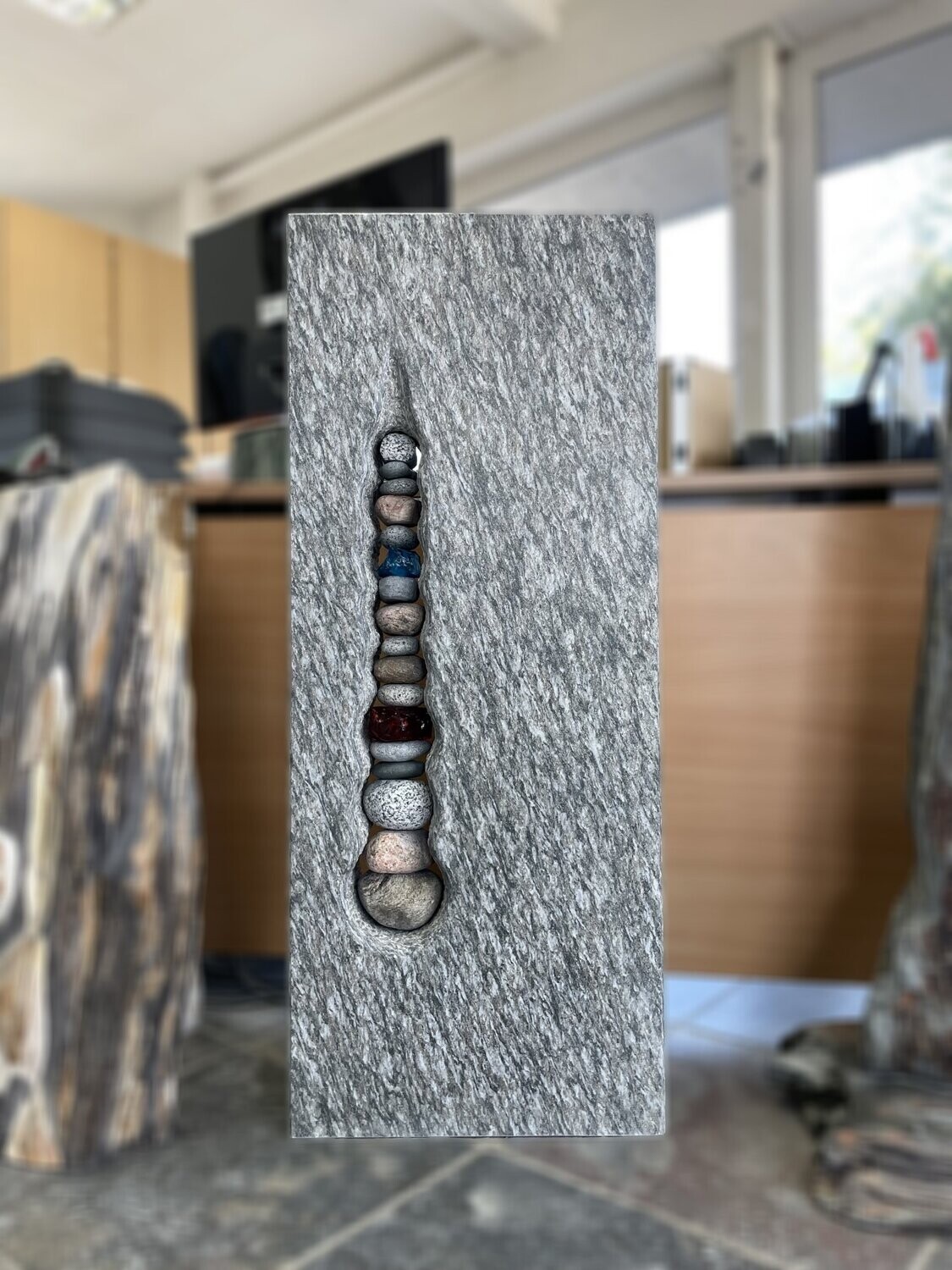 Gneis-Braun-Stele, allseits satiniert mit Steineiche