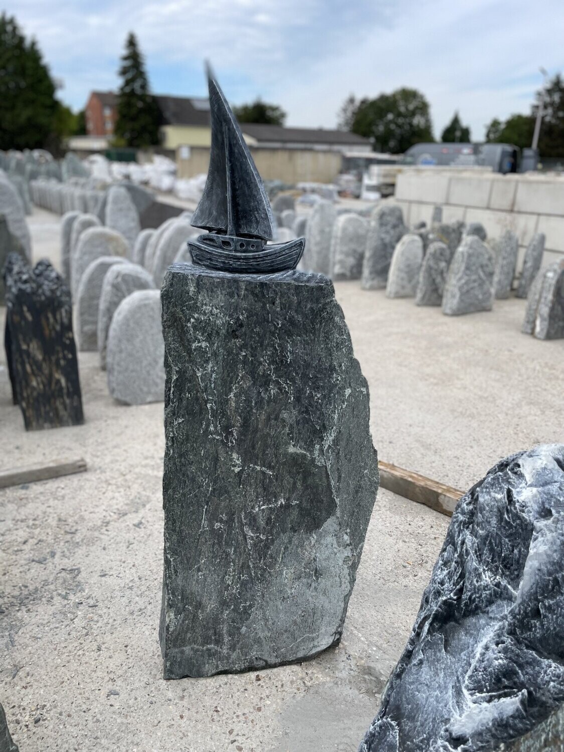 Serpentin-Felsen, spaltrau mit Ornament "Segelboot"