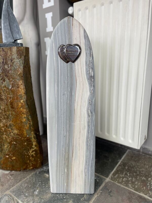 Palissandro-Blue-Stele, satiniert mit eingesetztem Doppel-Herz Palissandro-Blue-Stele, satiniert mit eingesetztem Doppel-Herz