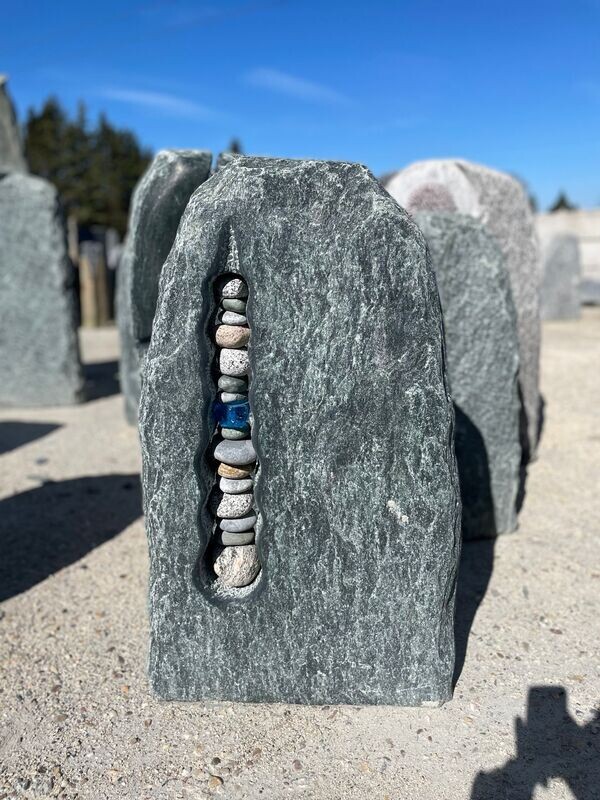 Serpentin-Felsen, getrommelt mit Steineiche Serpentin-Felsen, getrommelt mit Steineiche