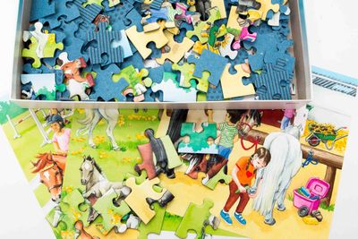 Ravensburger puzzle Den u koní 3x49 dílků