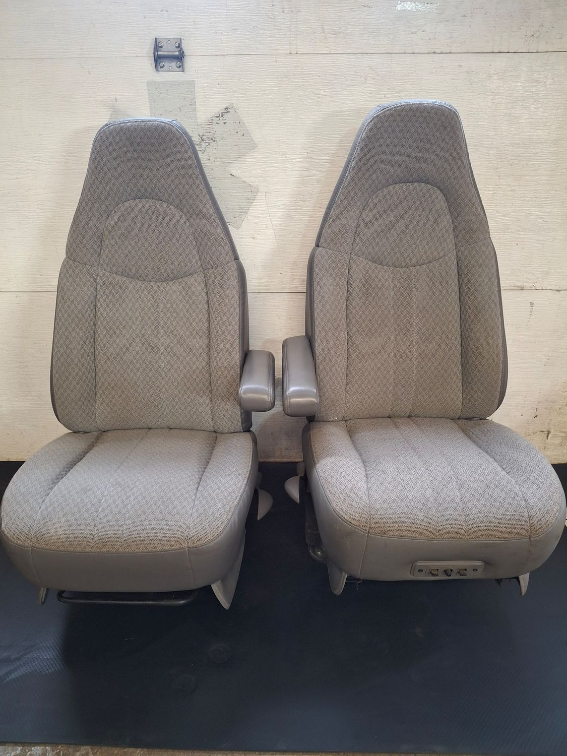 Pair of Chevy Express / GMC Savana Front Seats - Powered