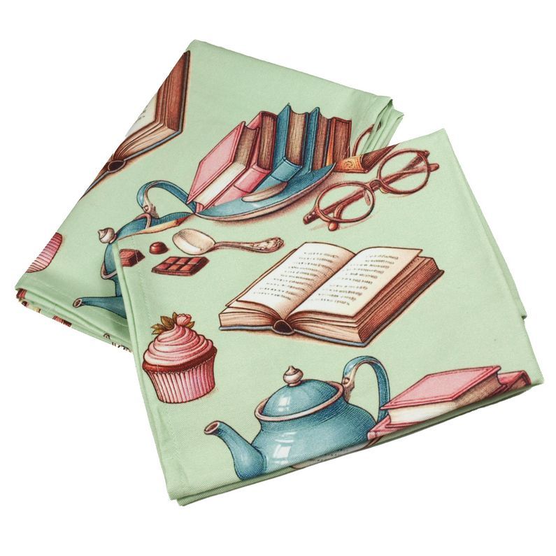 Zwei gefaltete mintfarbene Geschirrtücher mit Büchern, Teekannen, Schokolade, Muffins und Lesebrillen als Motiv.