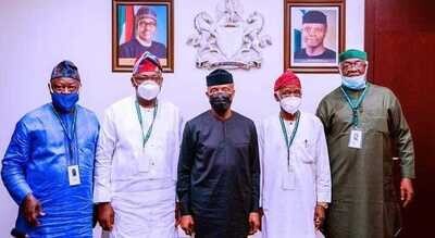 ​Prince Gboyega Nasir Isiaka, GNI, flanked by the chieftains of APC in Ogun State.