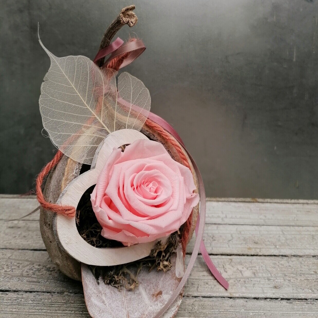 gefüllte Buddhanuss mit Rose