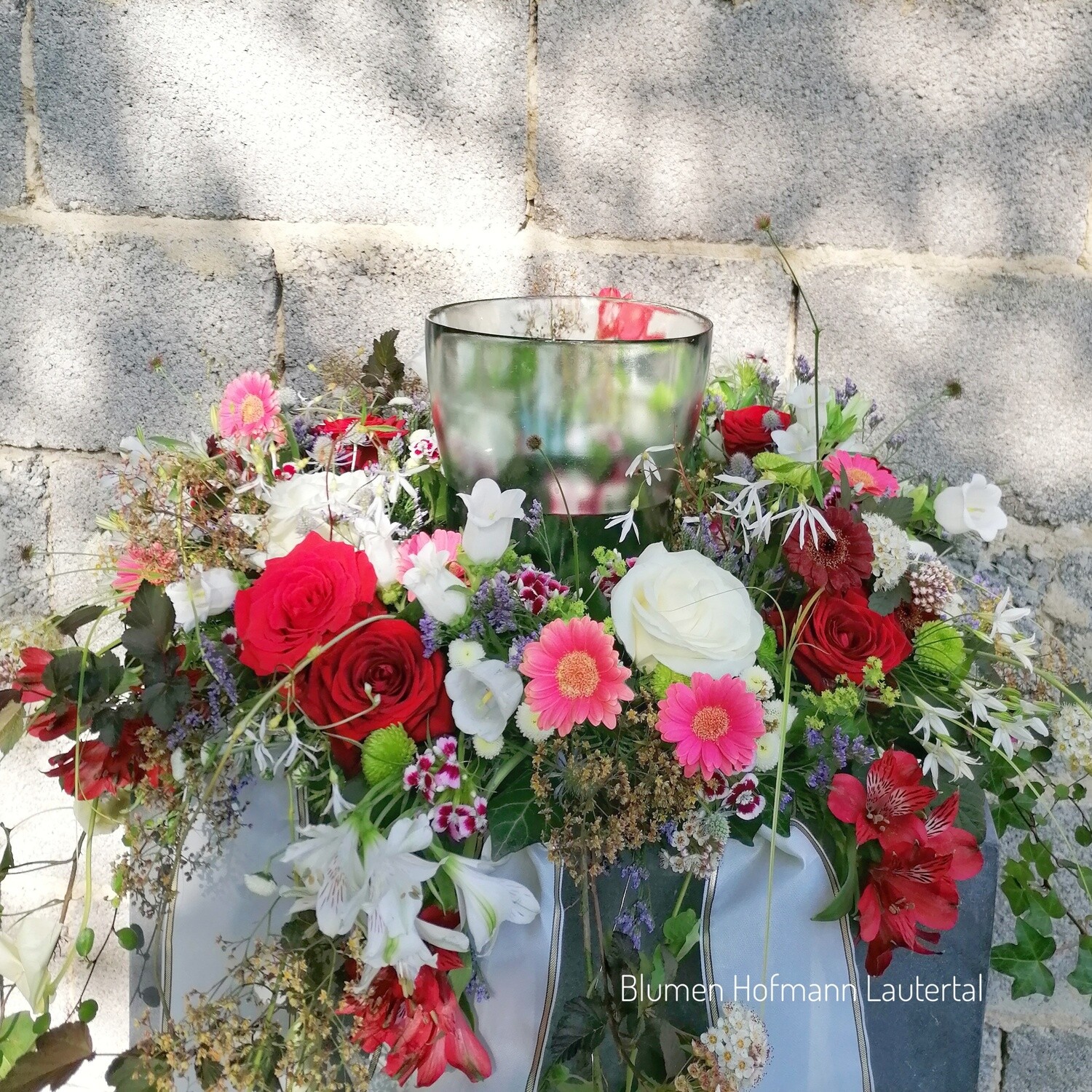 naturhafter Urnenkranz mit Ranken naturhafter Urnenkranz mit Ranken
