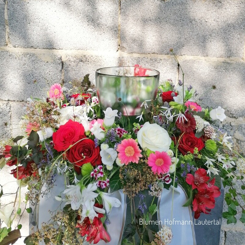 naturhafter Urnenkranz mit Ranken