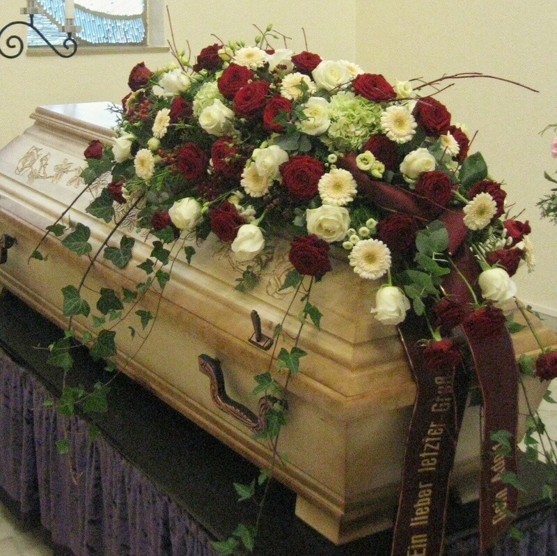 klassischer Sargschmuck mit Ranken klassischer Sargschmuck mit Ranken