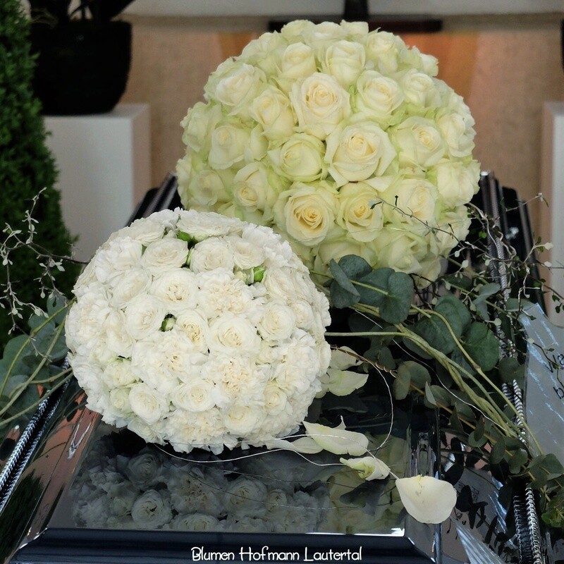 Blütenkugeln auf dem Sarg ab Blütenkugeln auf dem Sarg ab