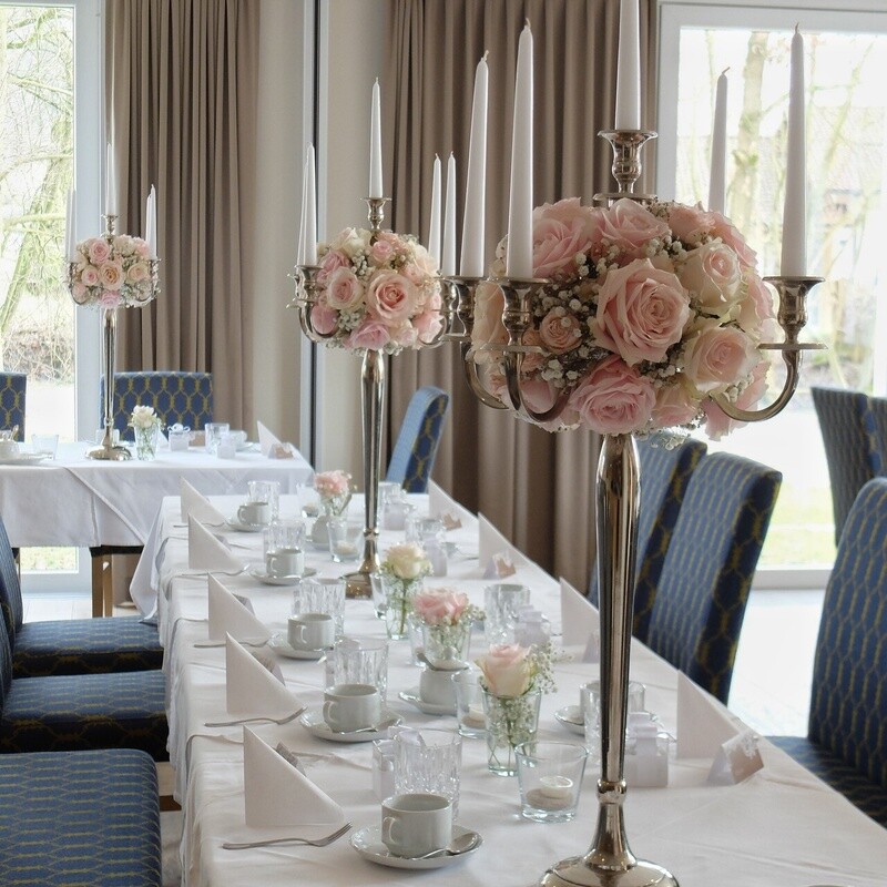 Blütenkugel im Silberleuchter