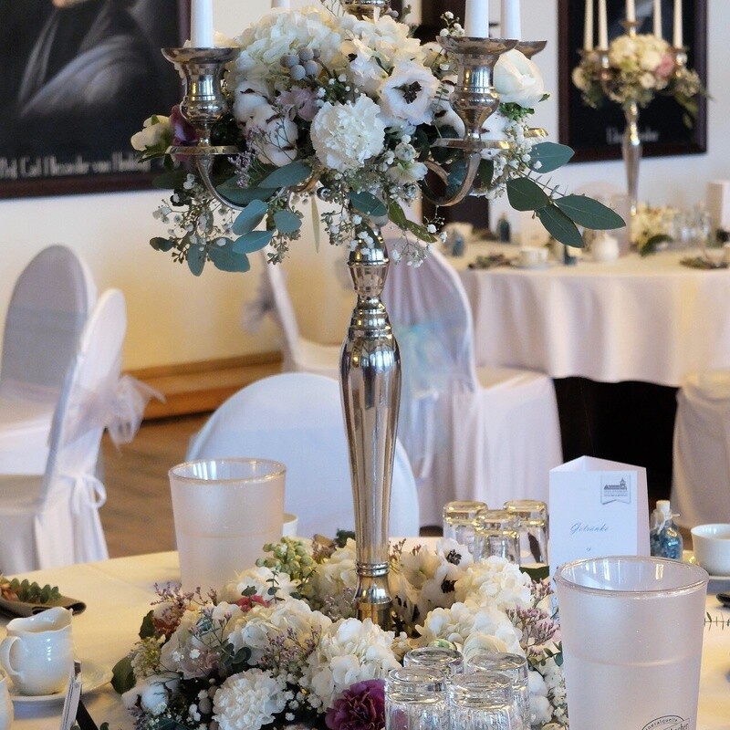 Blütenkranz und Blütenkuppel im Silberleuchter