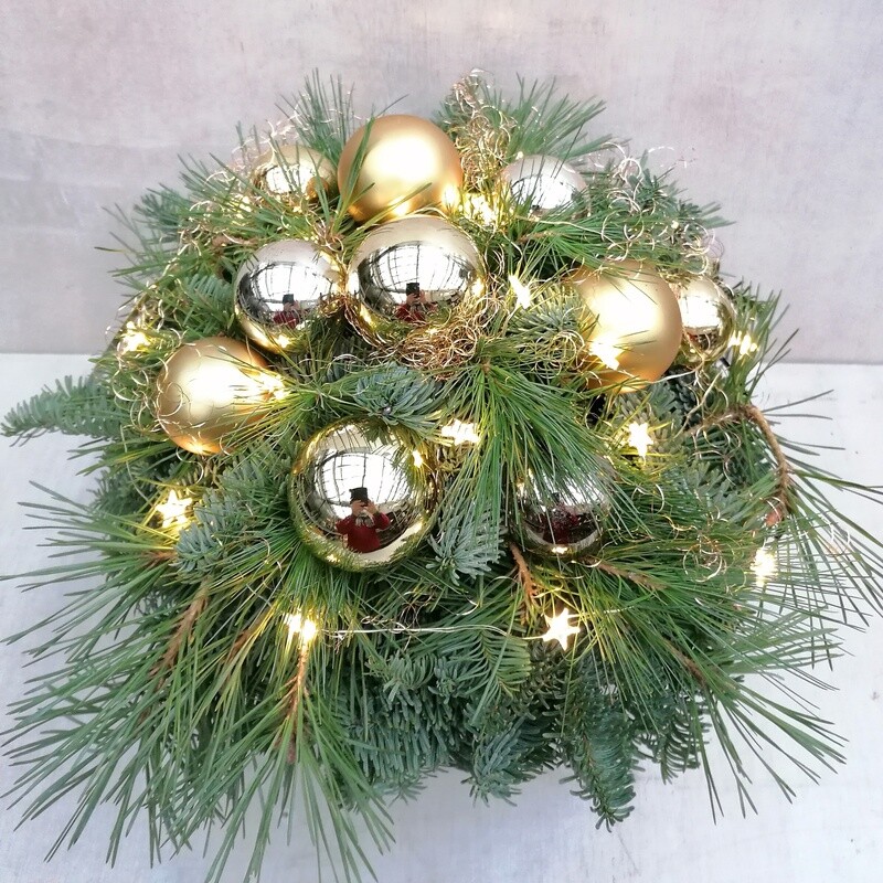 leuchtender Kugelstrauß in Gold