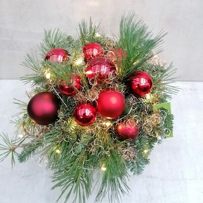 leuchtender Kugelstrauß in Rot