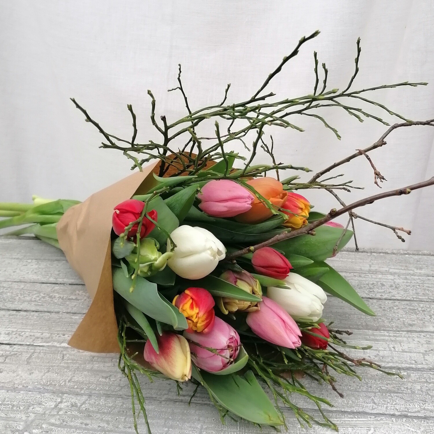 Tulpenbund mit Zweigen