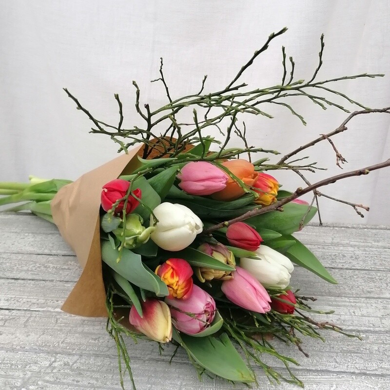 Tulpenbund mit Zweigen