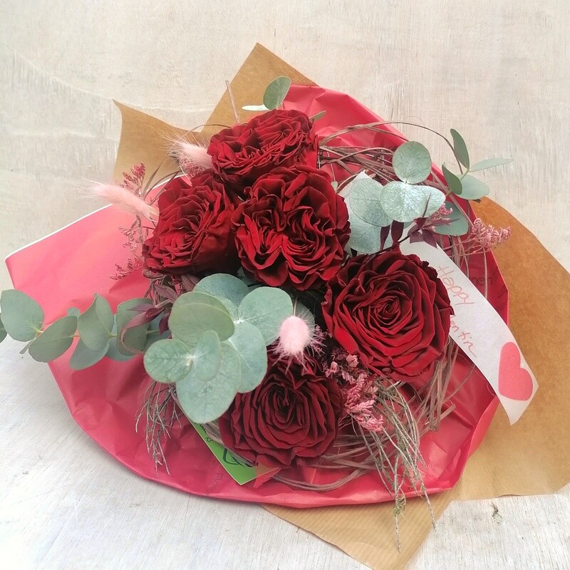 Strauß mit stabilisierten Rosen