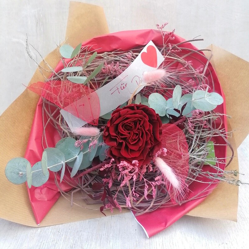 Strauß mit stabilisierten Rosen