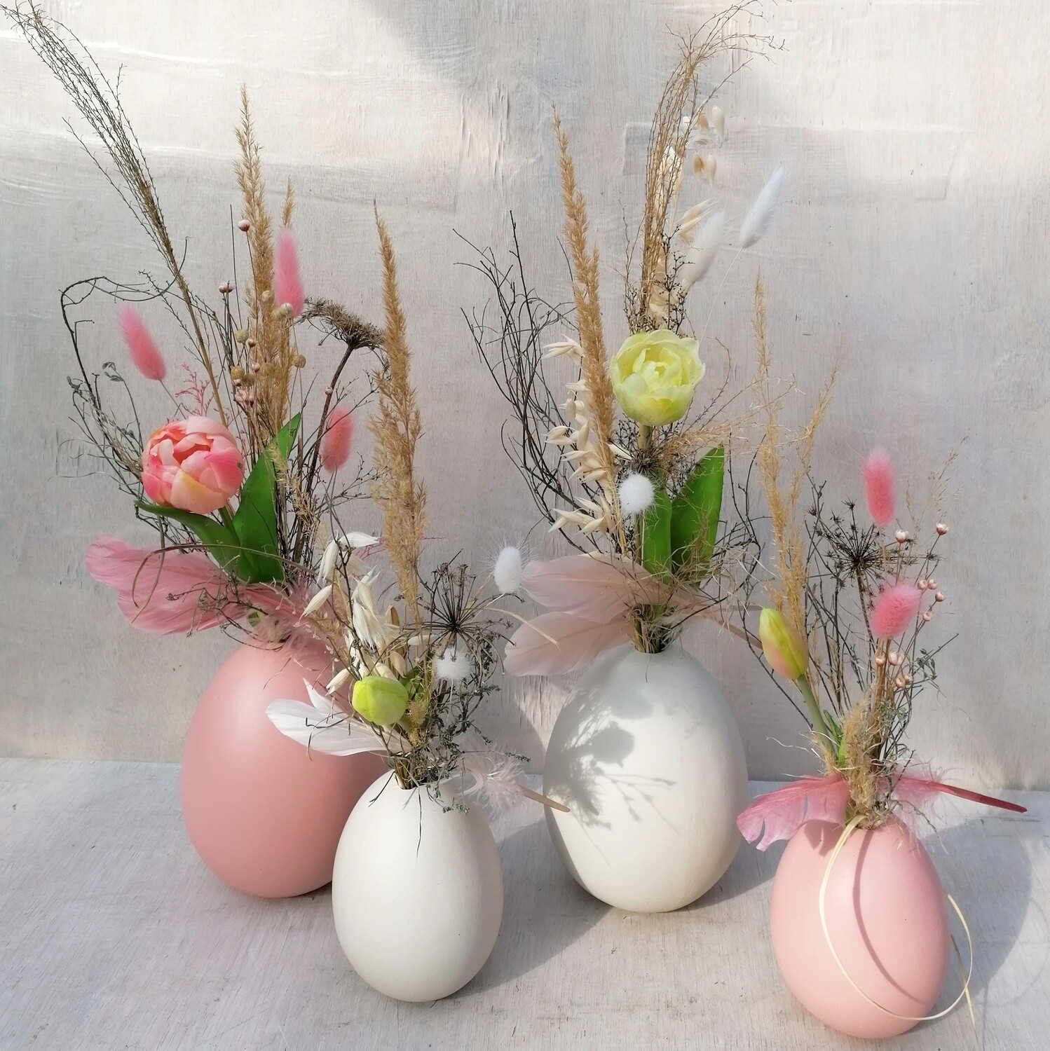 Eivase mit Trockenstrauß