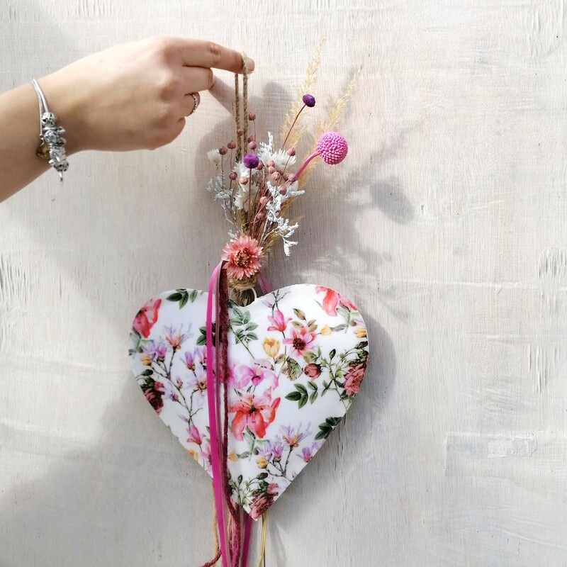 Herz mit Trockenblumensträußchen