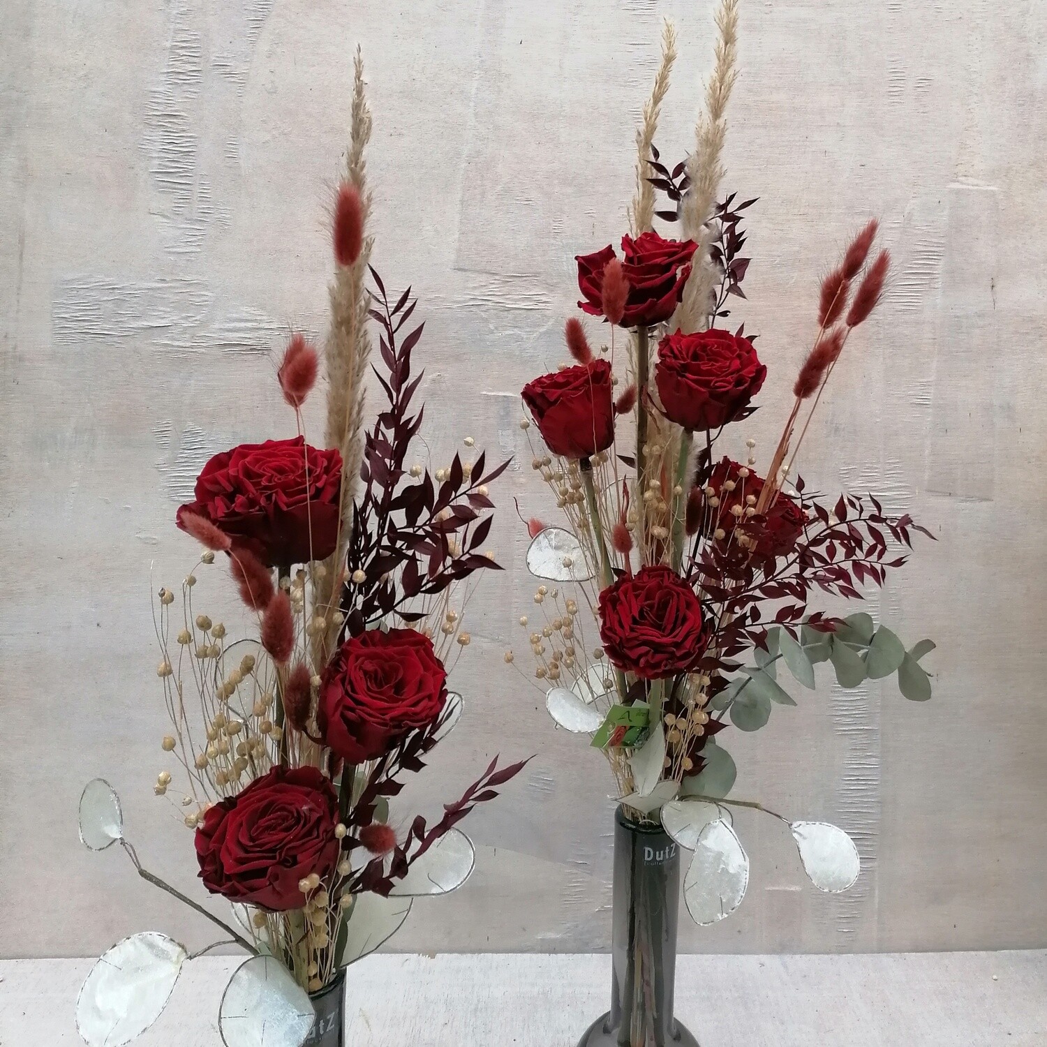 Haltbarer Rosenstrauß mit Trockenblumen