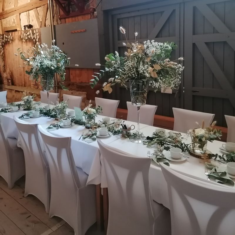 Glaspokal mit Eukalyptus und Ranke mit Blütengläsern