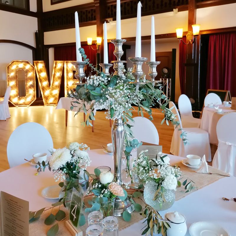 Leuchter mit Eukalyptus und Blütengläser