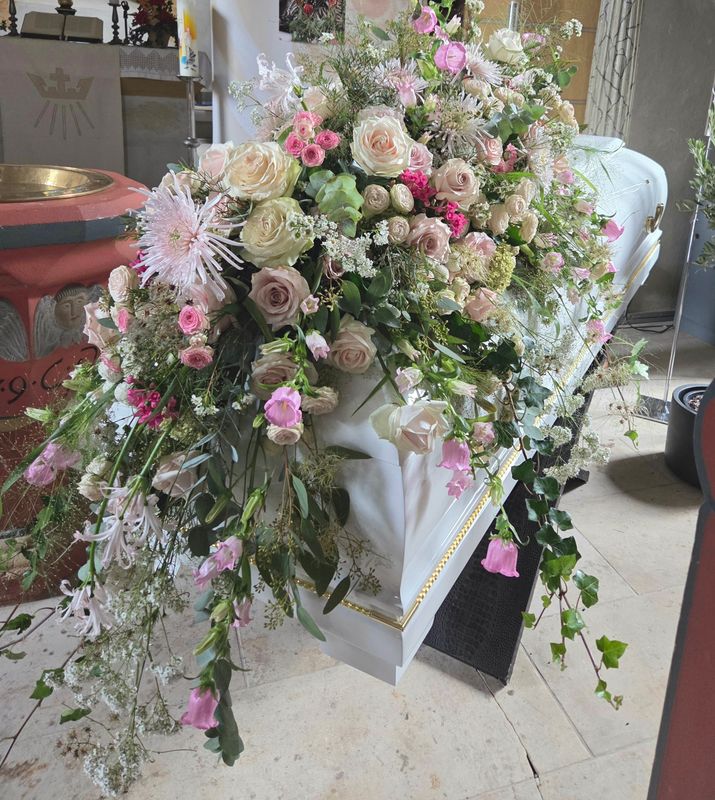 klassischer Sargschmuck mit Ranken