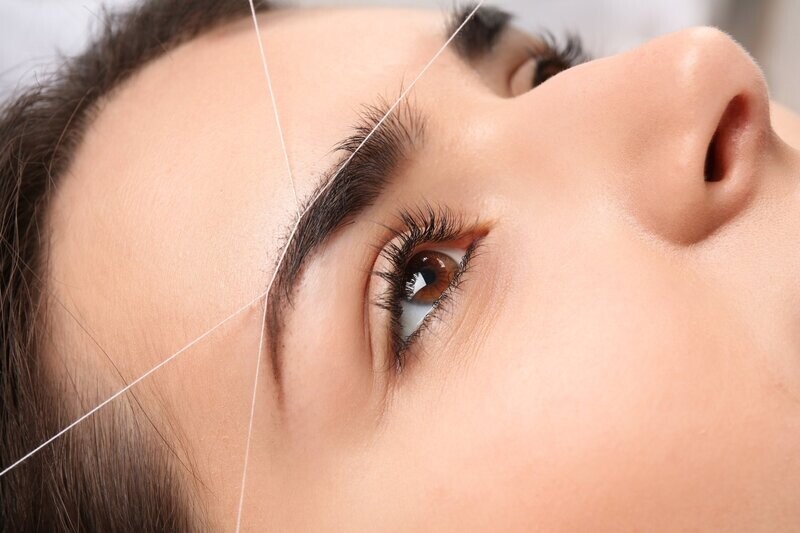 Depilación de cejas. Hilo o cera
