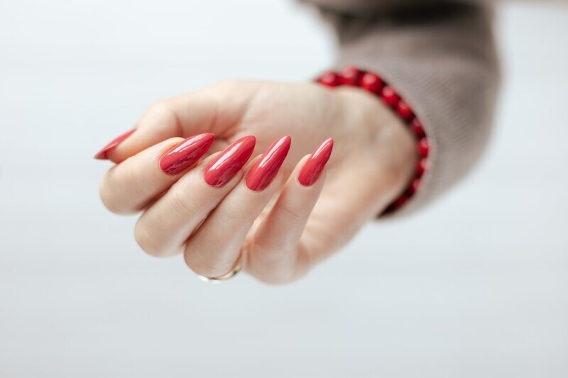 Uñas acrílicas con esmaltado semipermanente