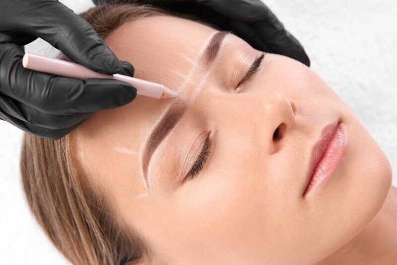 Diseño de cejas más tinte