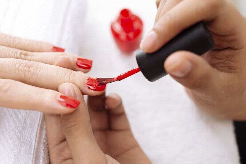 Manicura semipermanente + base de refuerzo