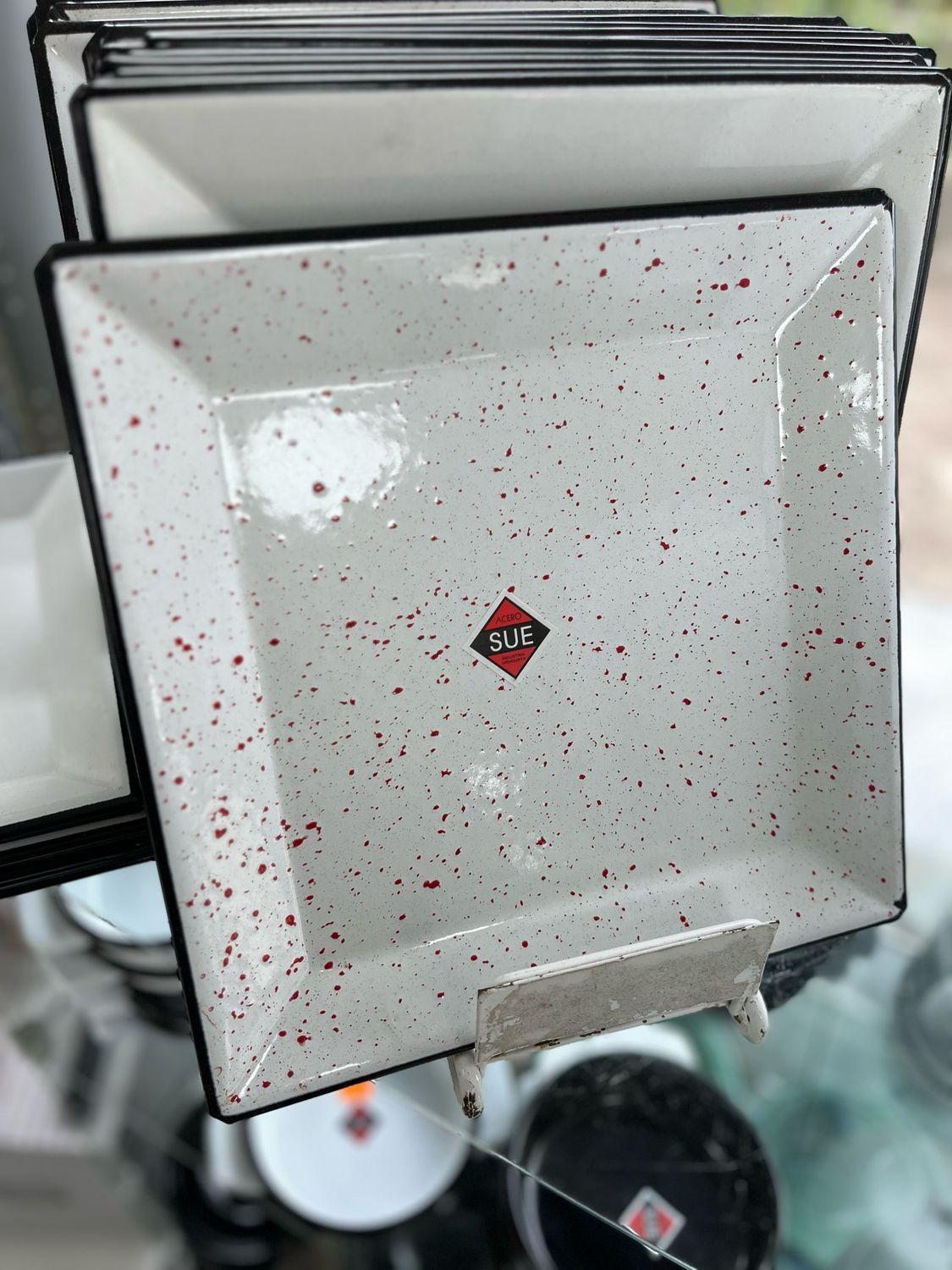 PLATO CUADRADO 28X28 BLANCO SALPICADO ROJO SUE