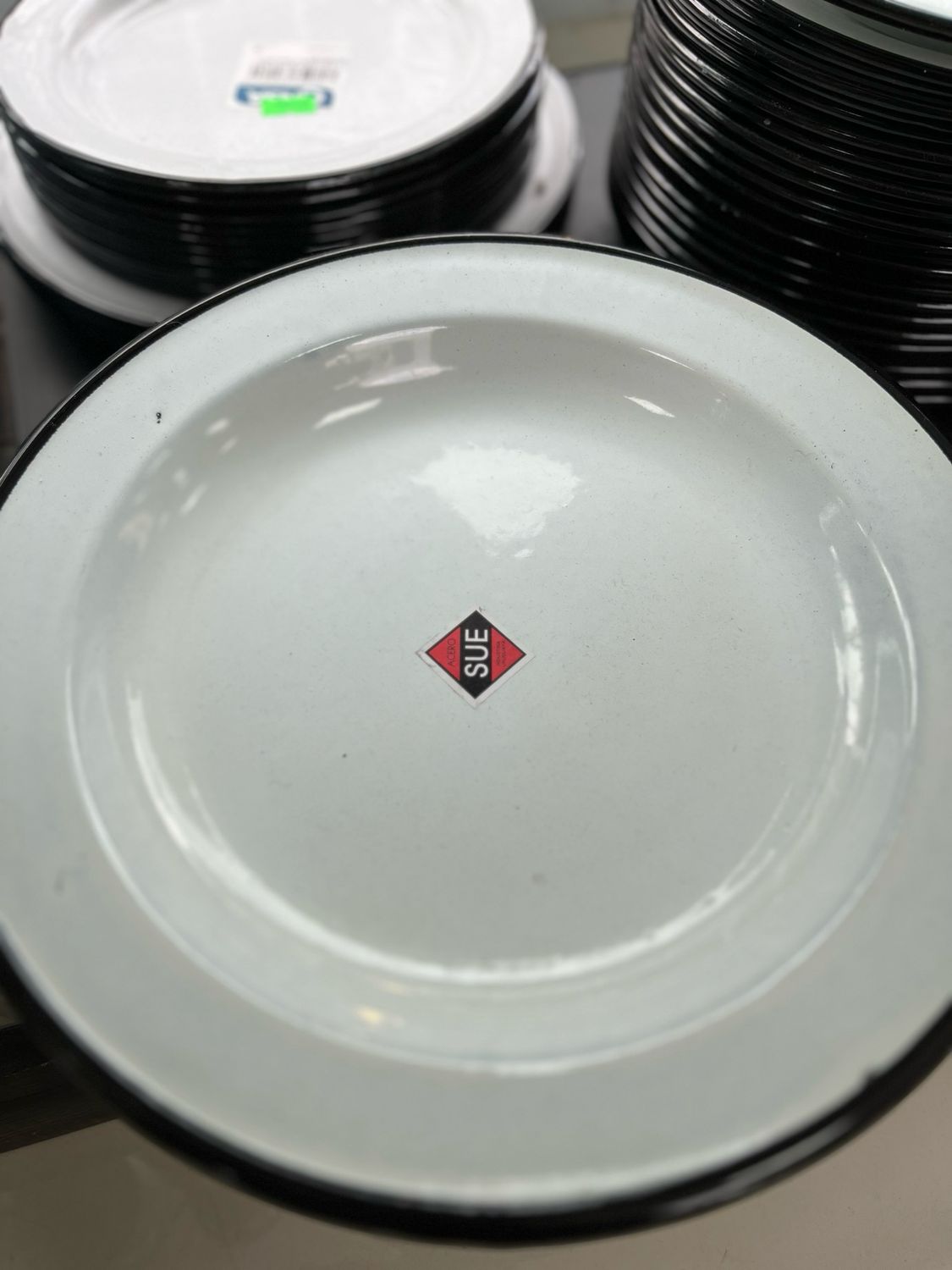 PLATO ASADO BLANCO BORDE NEGRO SUE