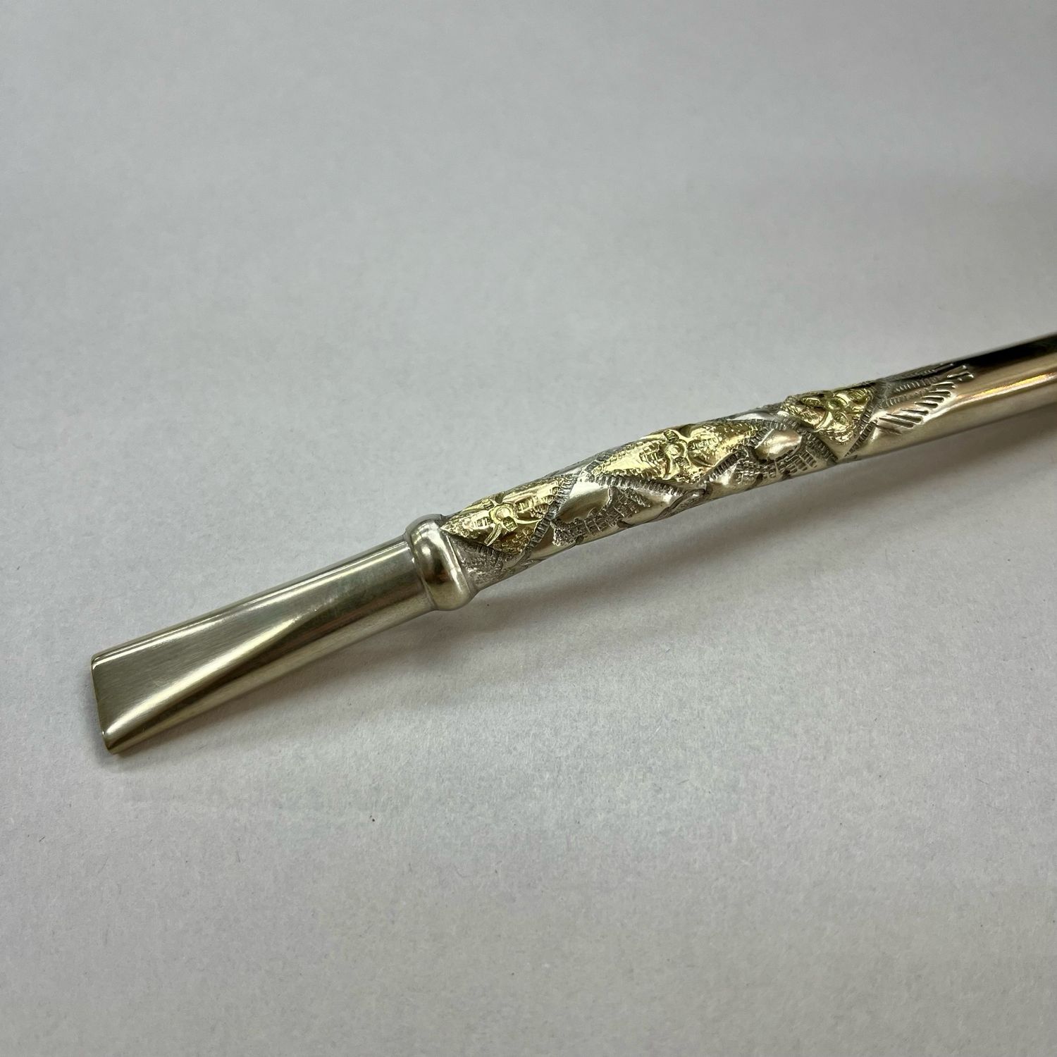 BOMBILLA DE  PLATA GRUESA C/APLIQUE