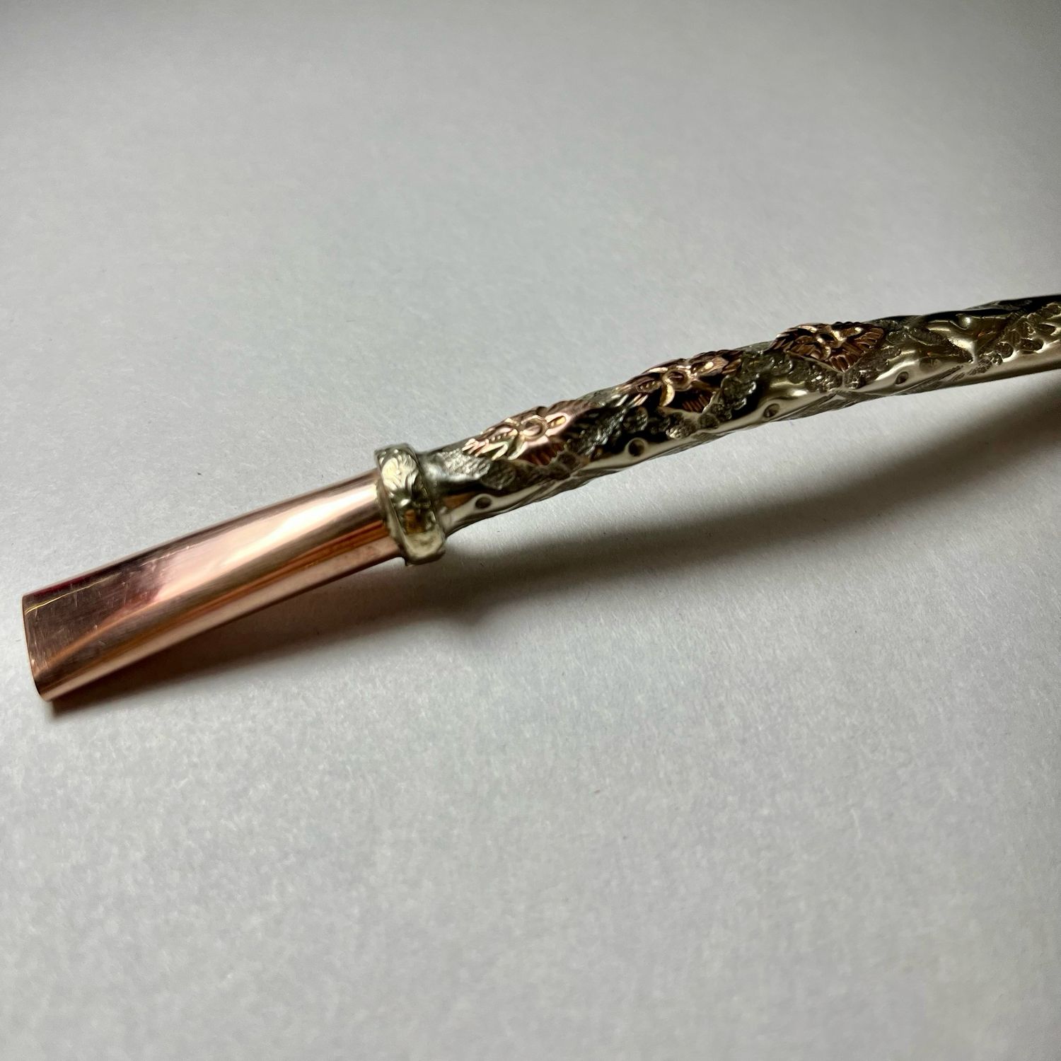 BOMBILLA DE PLATA FINA PICO ORO Y APLIQUE