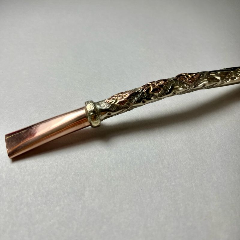 BOMBILLA DE PLATA FINA PICO ORO Y APLIQUE