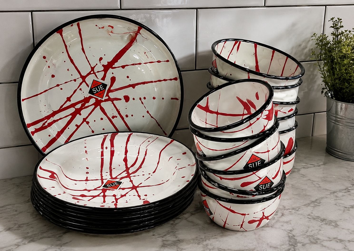 PLATO LLANO BLANCO  SALPICADO ROJO SUE